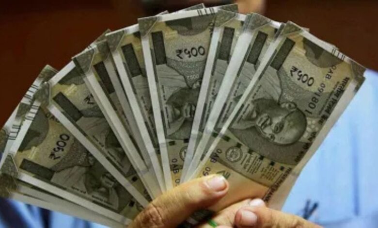 Investment पर बढ़ती जागरूकता, एफडी और स्मॉल सेविंग्स स्कीम में कौन है बेहतर?
