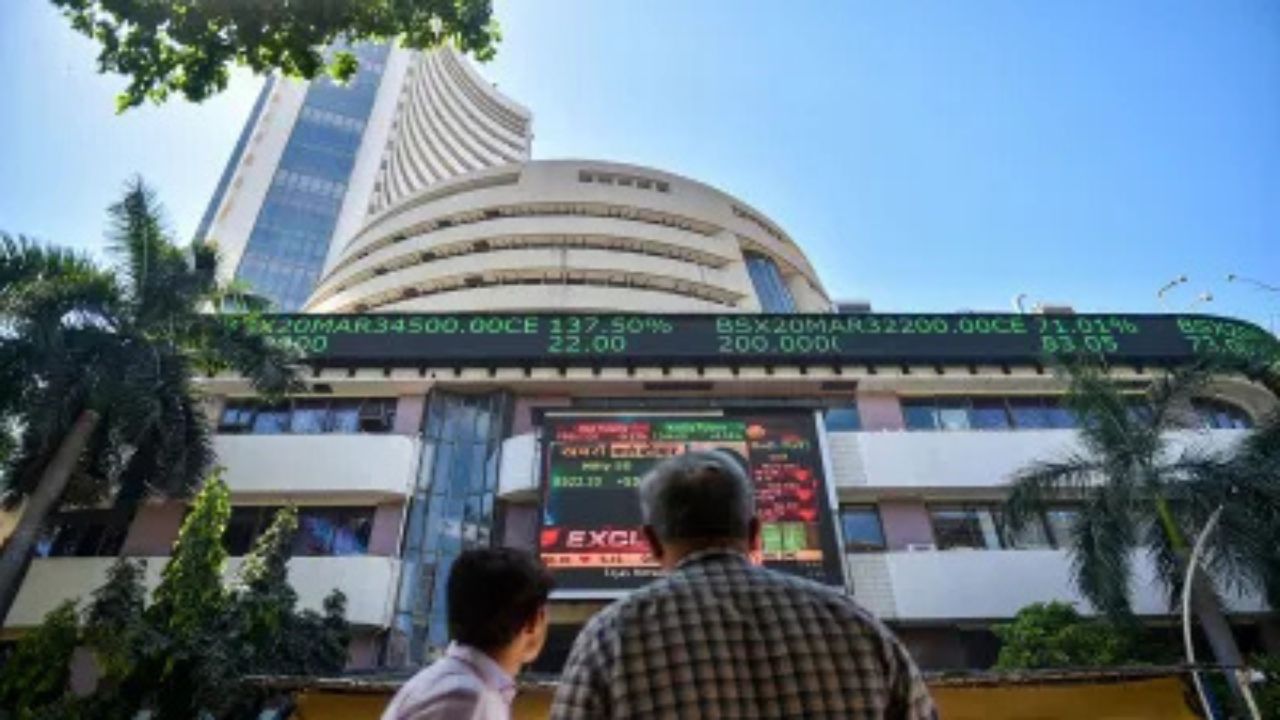 Stock markets मामूली उतार-चढ़ाव के साथ बंद, सेंसेक्स में 10 अंक की बढ़त, निफ्टी 2.5 अंक गिरा