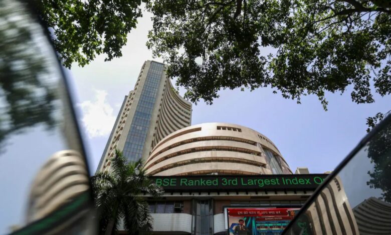 Stock Market: सेंसेक्स ने रैली लगाई और 81,753 के उच्च स्तर को छुआ! कुछ सेक्टर्स में हल्की गिरावट ने बाजार को बनाया संतुलित