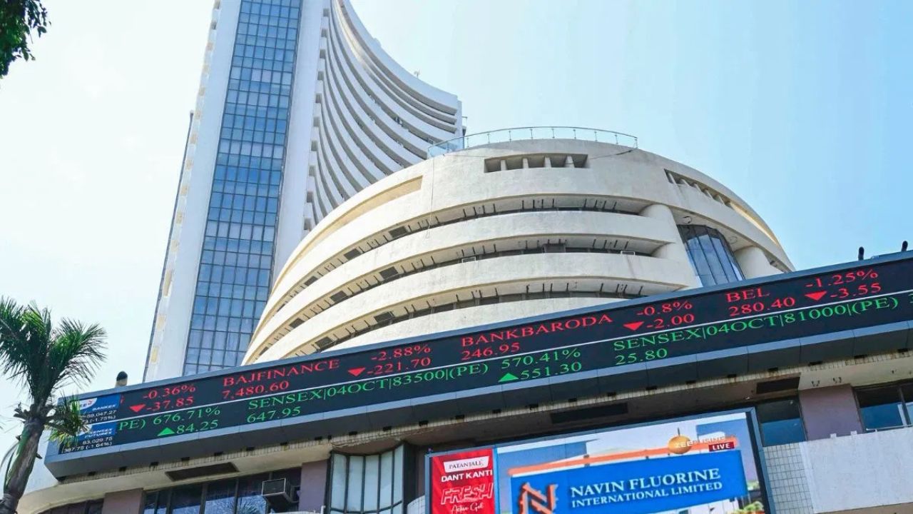 Stock Market: सेंसेक्स ने रैली लगाई और 81,753 के उच्च स्तर को छुआ! कुछ सेक्टर्स में हल्की गिरावट ने बाजार को बनाया संतुलित