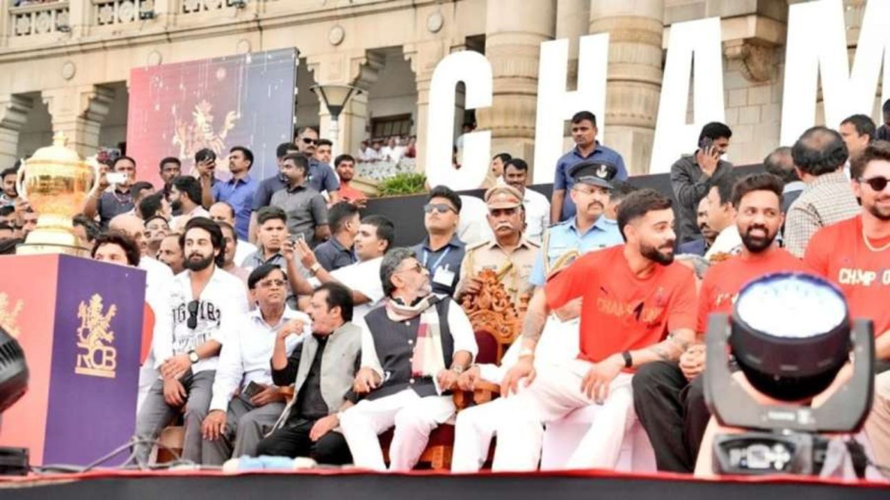 Bengaluru Stampede: मंच पर मंत्री का बेटा, नीचे कुचली जा रही थी भीड़! स्टेडियम के बाहर दौड़ रही थी मौत और अंदर खास मेहमानों की हो रही थी खातिरदारी 