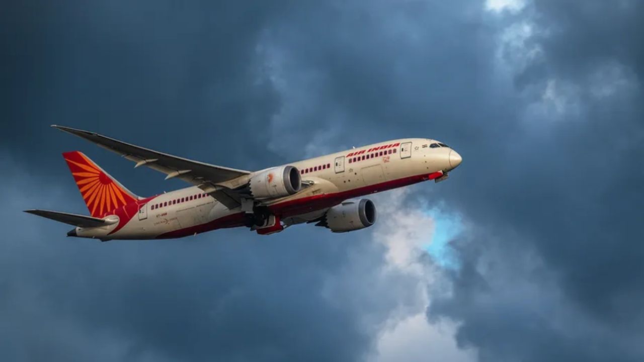 लंदन-मुंबई फ्लाइट में दो क्रू मेंबर और पांच यात्री अचानक हुए बीमार, मेडिकल जांच जारी