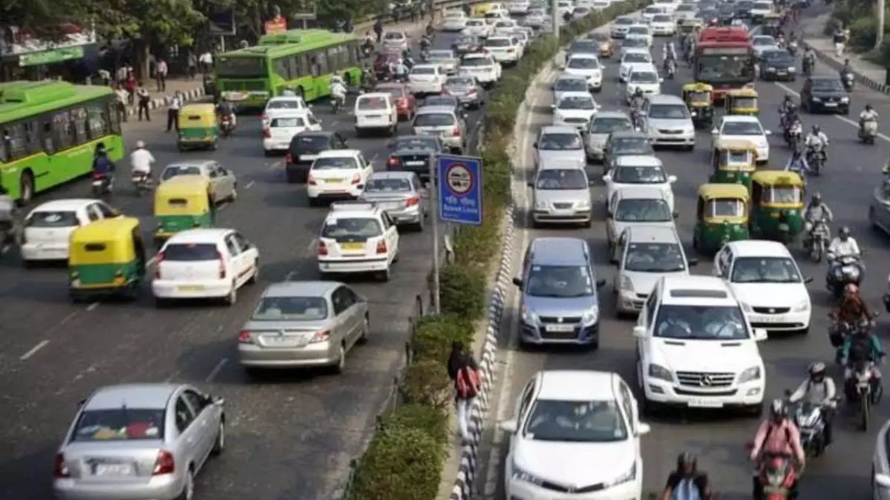 Delhi Vehicle News: दिल्ली में ओवरएज गाड़ियों पर सख्ती, 1 जुलाई से ईंधन बंद और जब्ती का सिलसिला शुरू