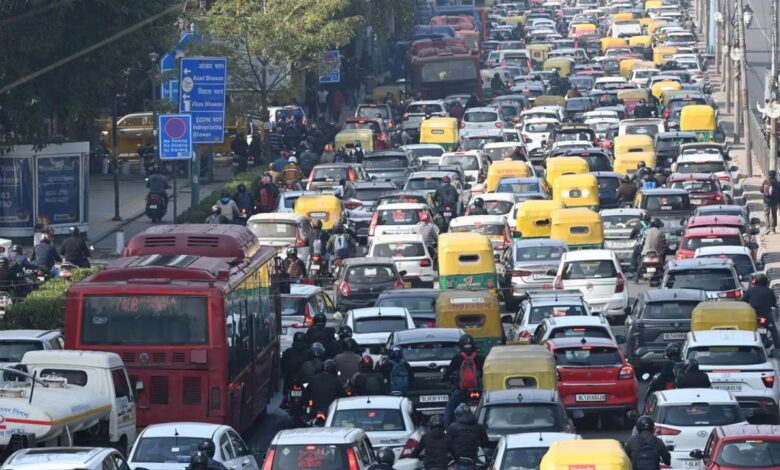 Delhi Vehicle News: दिल्ली में ओवरएज गाड़ियों पर सख्ती, 1 जुलाई से ईंधन बंद और जब्ती का सिलसिला शुरू