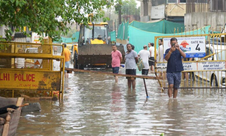 बारिश के बाद डूब गई दिल्ली! दिल्ली की सड़कों पर बारिश बनी आफत, विपक्ष ने उठाए सवाल