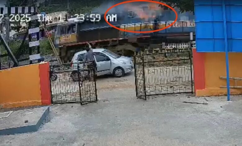 चलती ट्रेन और जलता इंजन! पैलेस क्वीन एक्सप्रेस का रौंगटे खड़े कर देने वाला वीडियो वायरल