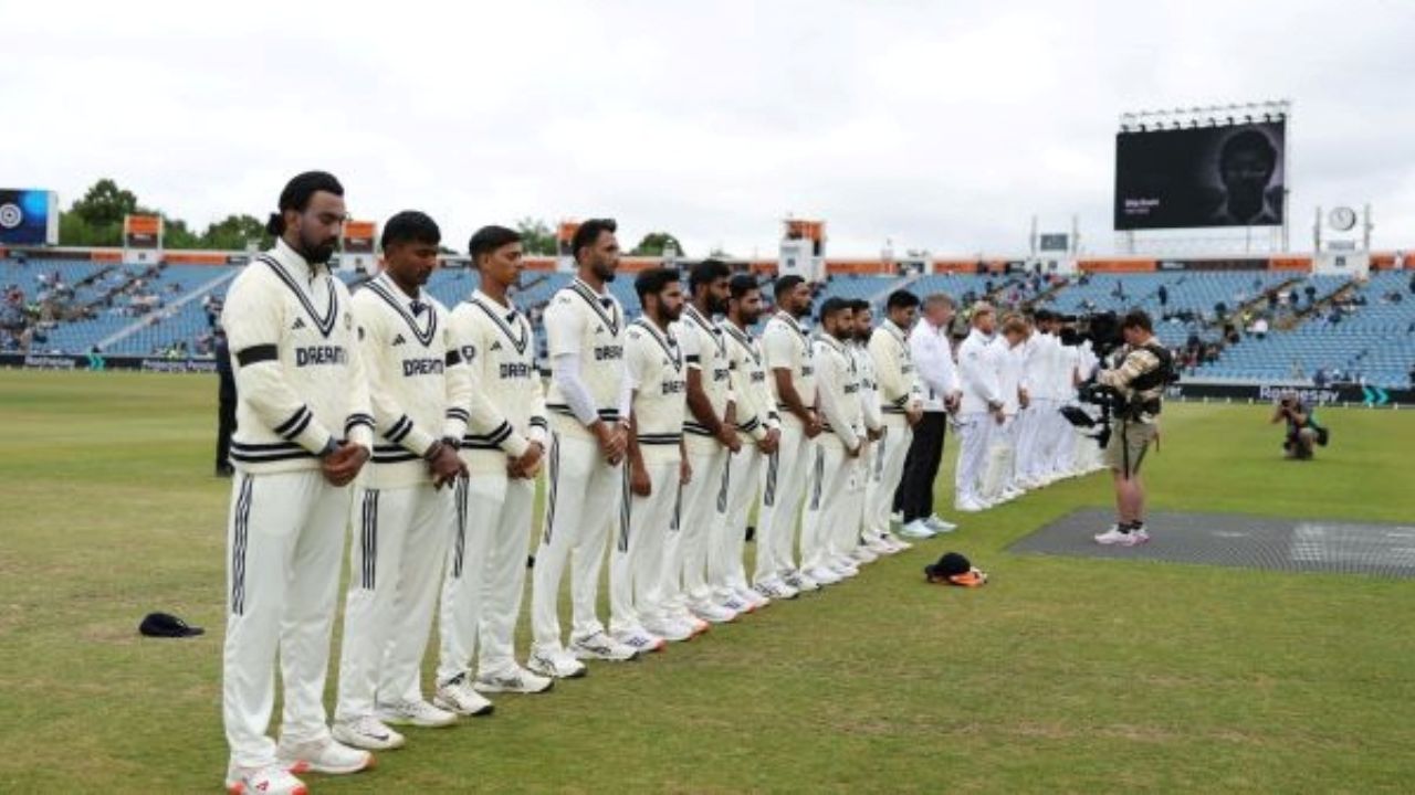 IND vs ENG टेस्ट से पहले वेन लार्किंस को भावभीनी श्रद्धांजलि, खिलाड़ियों ने बांधी काली पट्टी और बजाई तालियाँ