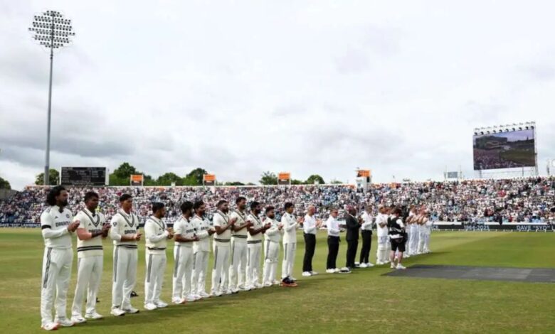 IND vs ENG टेस्ट से पहले वेन लार्किंस को भावभीनी श्रद्धांजलि, खिलाड़ियों ने बांधी काली पट्टी और बजाई तालियाँ
