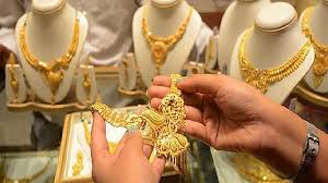 Gold Silver Price: सोने में 200 रुपये की गिरावट, चांदी के भाव स्थिर