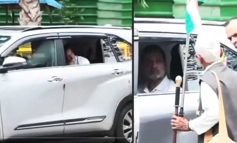 दिल्ली से पटना रवाना होने से पहले बुज़ुर्ग ने अचानक रोका राहुल गांधी का काफ़िला, रहस्य गहराया