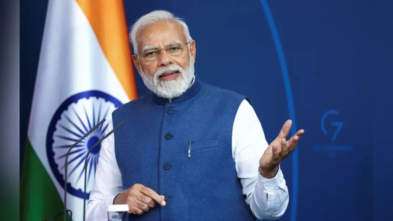 प्रधानमंत्री मोदी ने मन की बात में नौसेना की बहादुर महिला अधिकारियों की उपलब्धि और देश की बेटियों की ताकत बताई