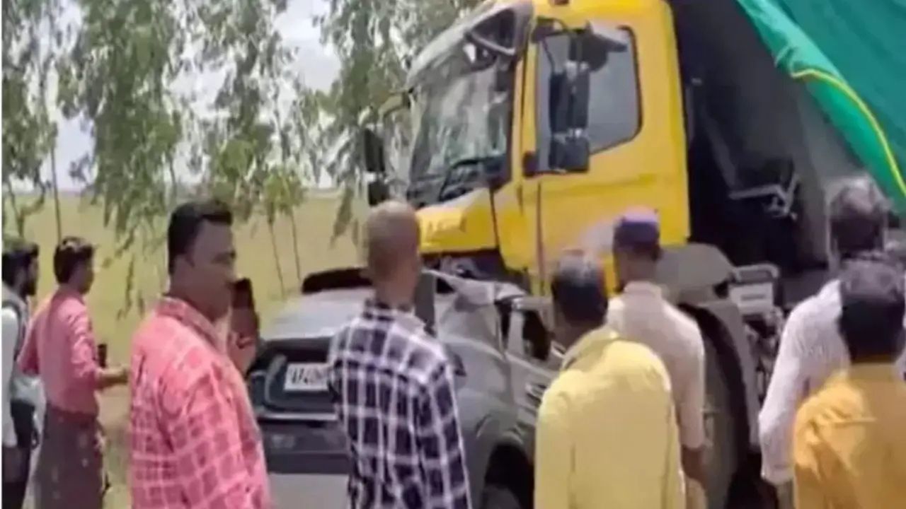 आनंद की जगह मातम! Nellore में कार और रेत से भरे ट्रक की टक्कर में 7 लोगों की मौत
