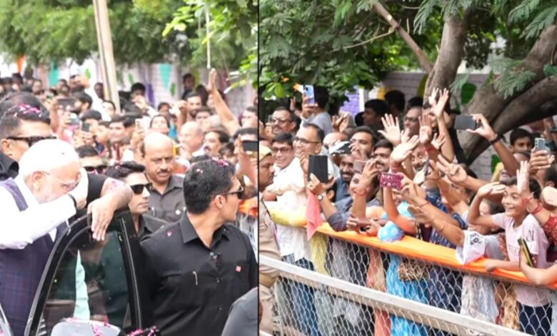 PM Modi की सियासी चमक Bhavnagar में, रोड शो में नृत्य प्रदर्शन और जनता का उत्साहित स्वागत
