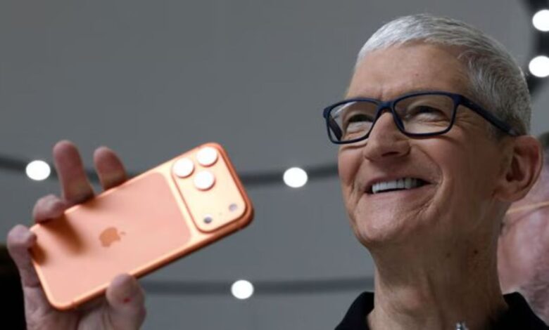Apple CEO Tim Cook के सामने iPhone 17 Pro गिरा, घंटों की मेहनत और इंतजार बेकार, वीडियो वायरल