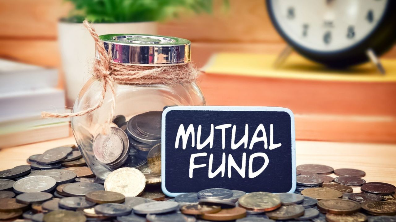 Equity Mutual Funds में निवेश 22% घटा, अगस्त 2025 के आंकड़े दर्शाते हैं निवेशकों की बढ़ती सावधानी
