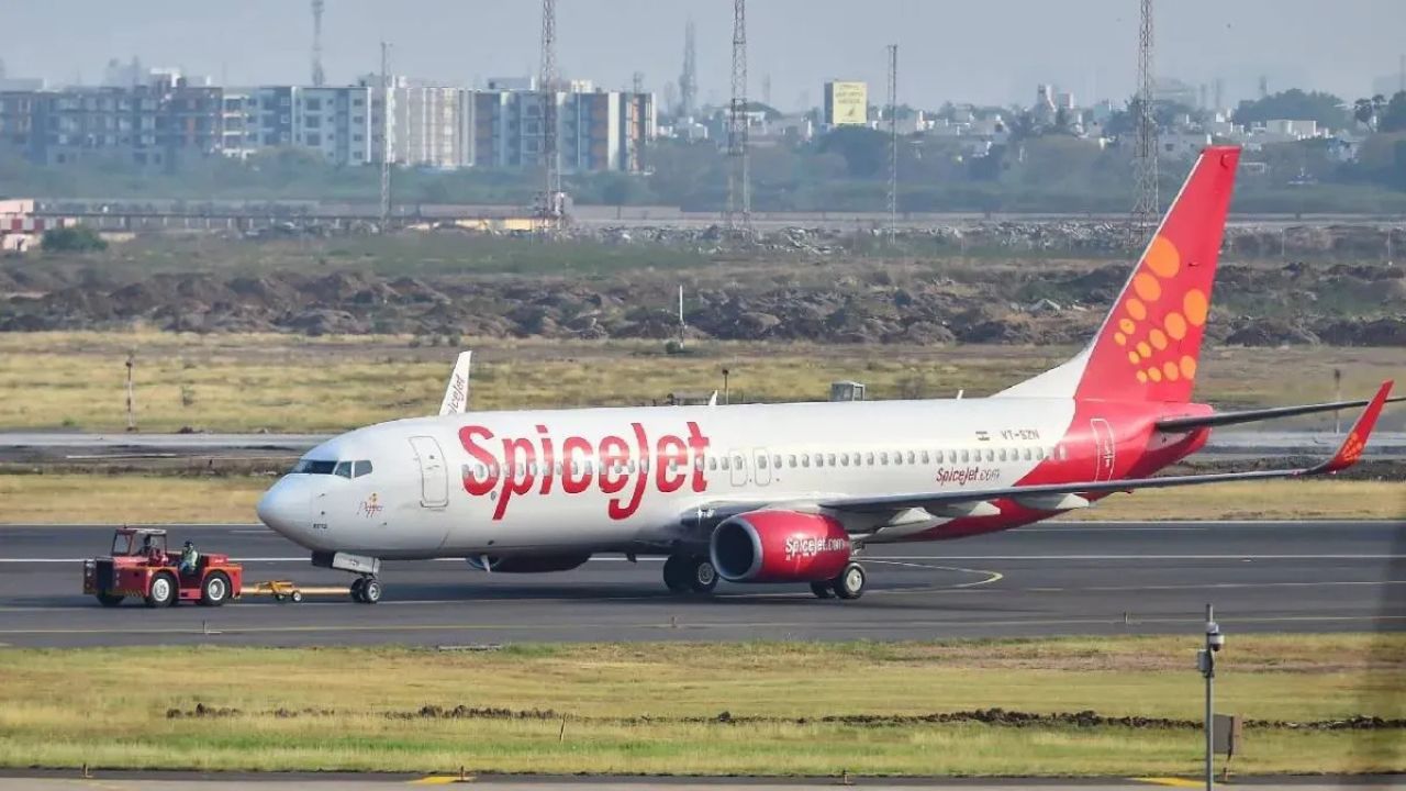 SpiceJet Q400 में बड़ा खतरा! टेकऑफ़ के वक्त टूटा पहिया, फिर भी सुरक्षित मुंबई पहुँचा विमान