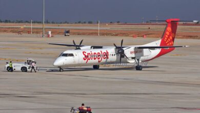 SpiceJet Q400 में बड़ा खतरा! टेकऑफ़ के वक्त टूटा पहिया, फिर भी सुरक्षित मुंबई पहुँचा विमान