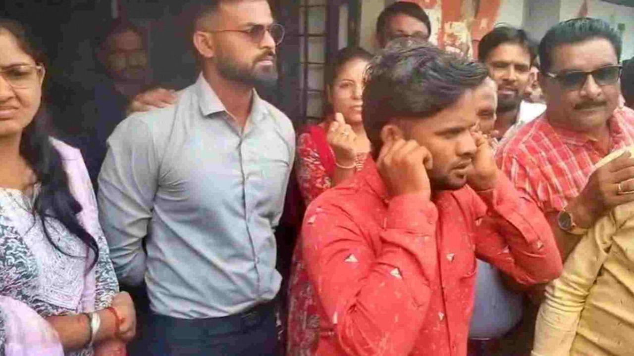Khargone का अजीब मामला! मुस्लिम गेस्ट टीचर ने रोका छात्रों का धार्मिक प्रतीक पहनना, फिर कान पकड़ माफी मांगी