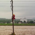 देहरादून में तबाही के बीच चमत्कार, स्वर्ण नदी की लहरों में फंसा मासूम बच्चा, NDRF ने बचाया जादुई अंदाज़ में