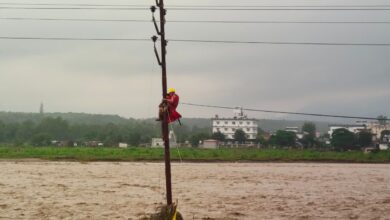 देहरादून में तबाही के बीच चमत्कार, स्वर्ण नदी की लहरों में फंसा मासूम बच्चा, NDRF ने बचाया जादुई अंदाज़ में