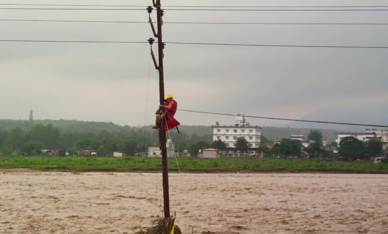 देहरादून में तबाही के बीच चमत्कार, स्वर्ण नदी की लहरों में फंसा मासूम बच्चा, NDRF ने बचाया जादुई अंदाज़ में