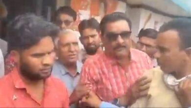 Khargone का अजीब मामला! मुस्लिम गेस्ट टीचर ने रोका छात्रों का धार्मिक प्रतीक पहनना, फिर कान पकड़ माफी मांगी