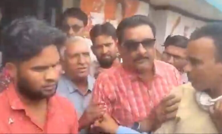Khargone का अजीब मामला! मुस्लिम गेस्ट टीचर ने रोका छात्रों का धार्मिक प्रतीक पहनना, फिर कान पकड़ माफी मांगी