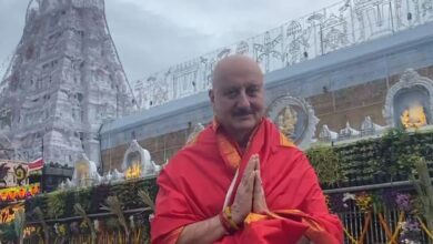 Anupam Kher ने Tirumala मंदिर में की भगवान Venkateswara की आराधना, Priestly आदेश ने कर दिया Actor इमोशनल!