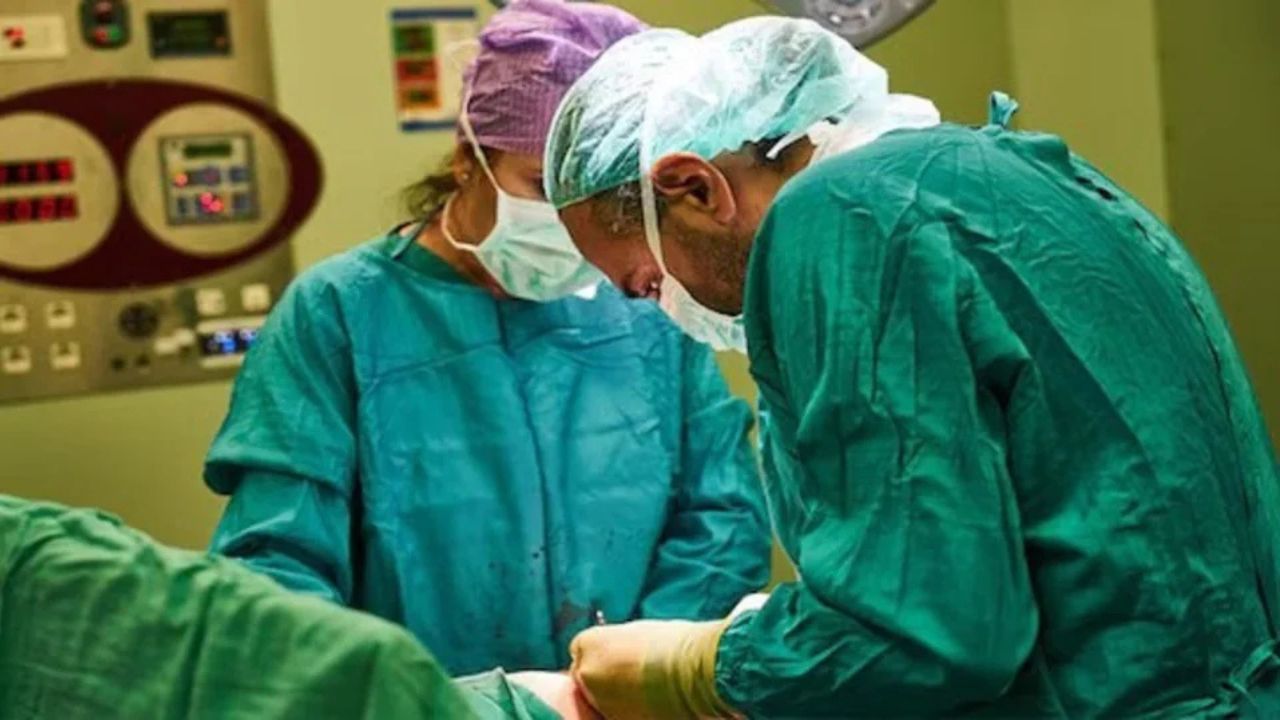 महिला की मौत पर हंगामा! Dehradun अस्पताल में लापरवाही, डिलीवरी के बाद पेट में रह गया बैंडेज