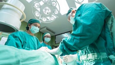 महिला की मौत पर हंगामा! Dehradun अस्पताल में लापरवाही, डिलीवरी के बाद पेट में रह गया बैंडेज