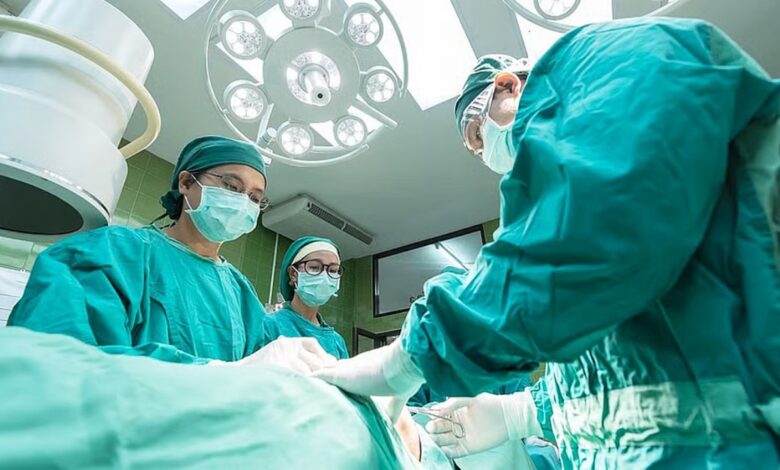 महिला की मौत पर हंगामा! Dehradun अस्पताल में लापरवाही, डिलीवरी के बाद पेट में रह गया बैंडेज