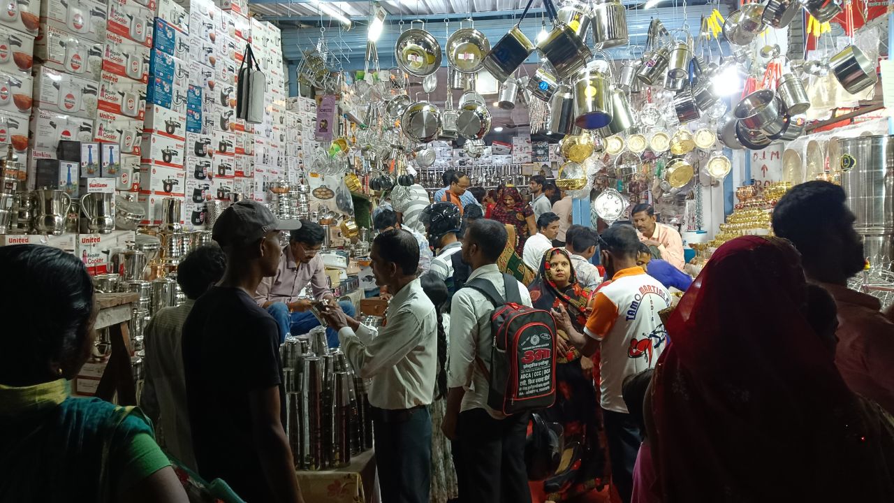 Dhanteras 2025: भारत ने किया ₹1 लाख करोड़ का शॉपिंग धमाका, सोना-चांदी में ही बिकी ₹60,000 करोड़ की संपत्ति