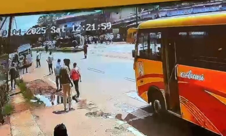 Karnataka में हुआ दिल दहला देने वाला हादसा, महिला बचाने गए ट्रैवलर का कंट्रोल टूटा और गाड़ी पलटी