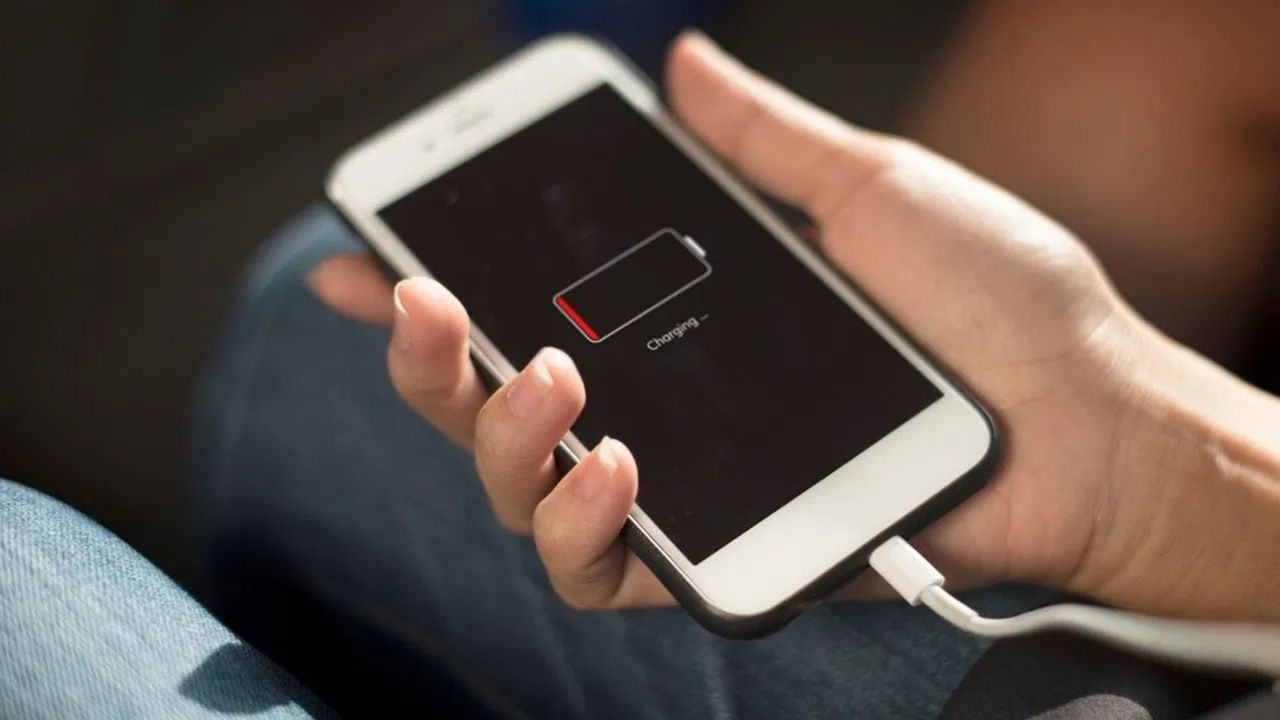 iPhone बैटरी जल्दी खत्म हो रही है? ये 5 सेटिंग्स ऑन करें और दिनभर फोन चलाएं बिना चार्ज किए!