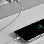 अगर आप भी रातभर फोन चार्ज करते हैं तो सावधान! ये गलती ले सकती है आपकी जान