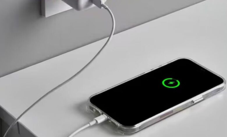 अगर आप भी रातभर फोन चार्ज करते हैं तो सावधान! ये गलती ले सकती है आपकी जान