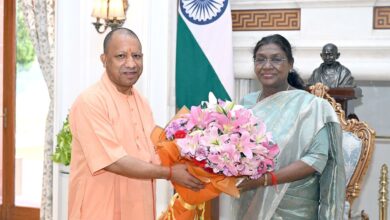 Yogi Adityanath ने राष्ट्रपति से की औपचारिक मुलाकात, इस फोटो ने सोशल मीडिया पर बटोरी ध्यान!