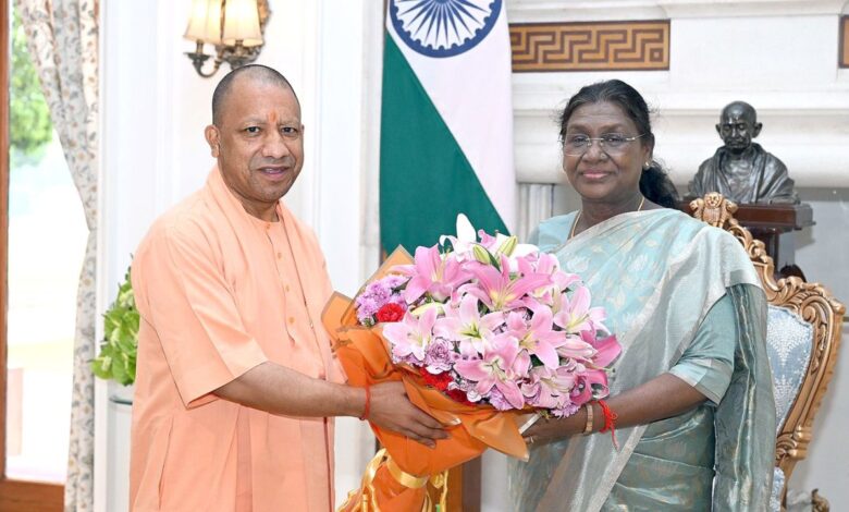 Yogi Adityanath ने राष्ट्रपति से की औपचारिक मुलाकात, इस फोटो ने सोशल मीडिया पर बटोरी ध्यान!