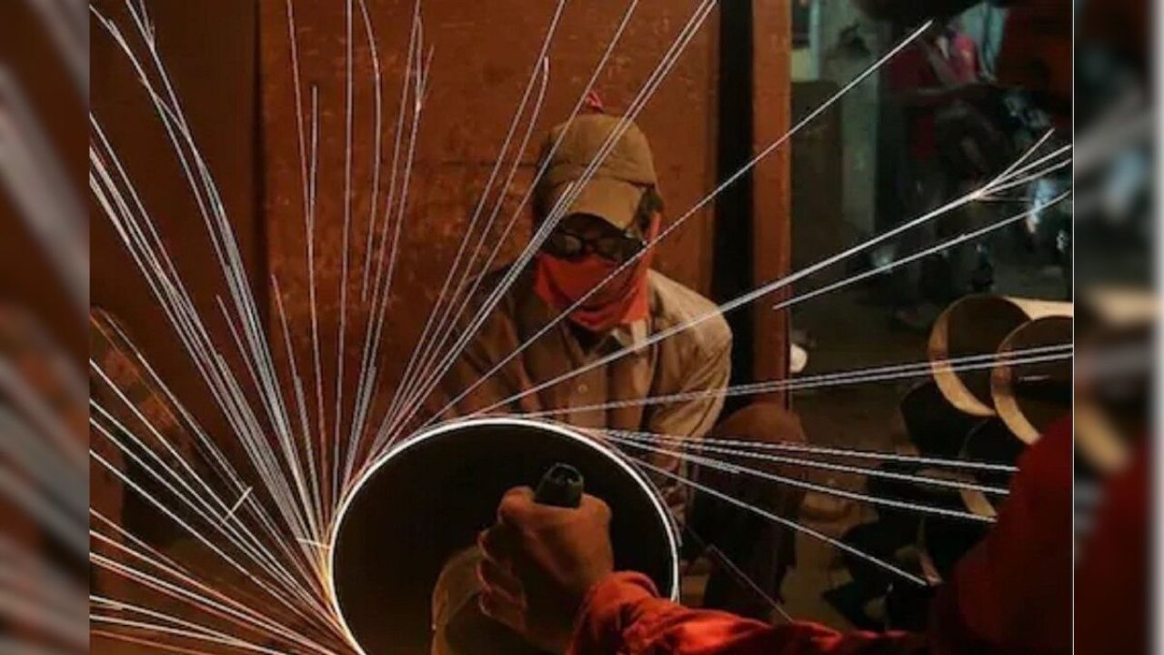 रुपया गिरा, शेयर बाजार डगमगाया… फिर भी आई बड़ी राहत की खबर! जानिए क्या हुआ भारत में!