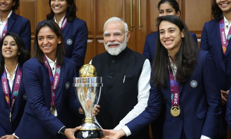 महिला विश्व कप विजेता टीम से मिले पीएम मोदी, हरमनप्रीत और दीप्ति शर्मा से की खास बातचीत