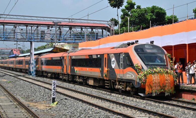 दिसंबर में आएगी वंदे भारत स्लीपर ट्रेन, नई तकनीक और लग्जरी सुविधाओं से होगी यात्रियों की हर जरूरत पूरी