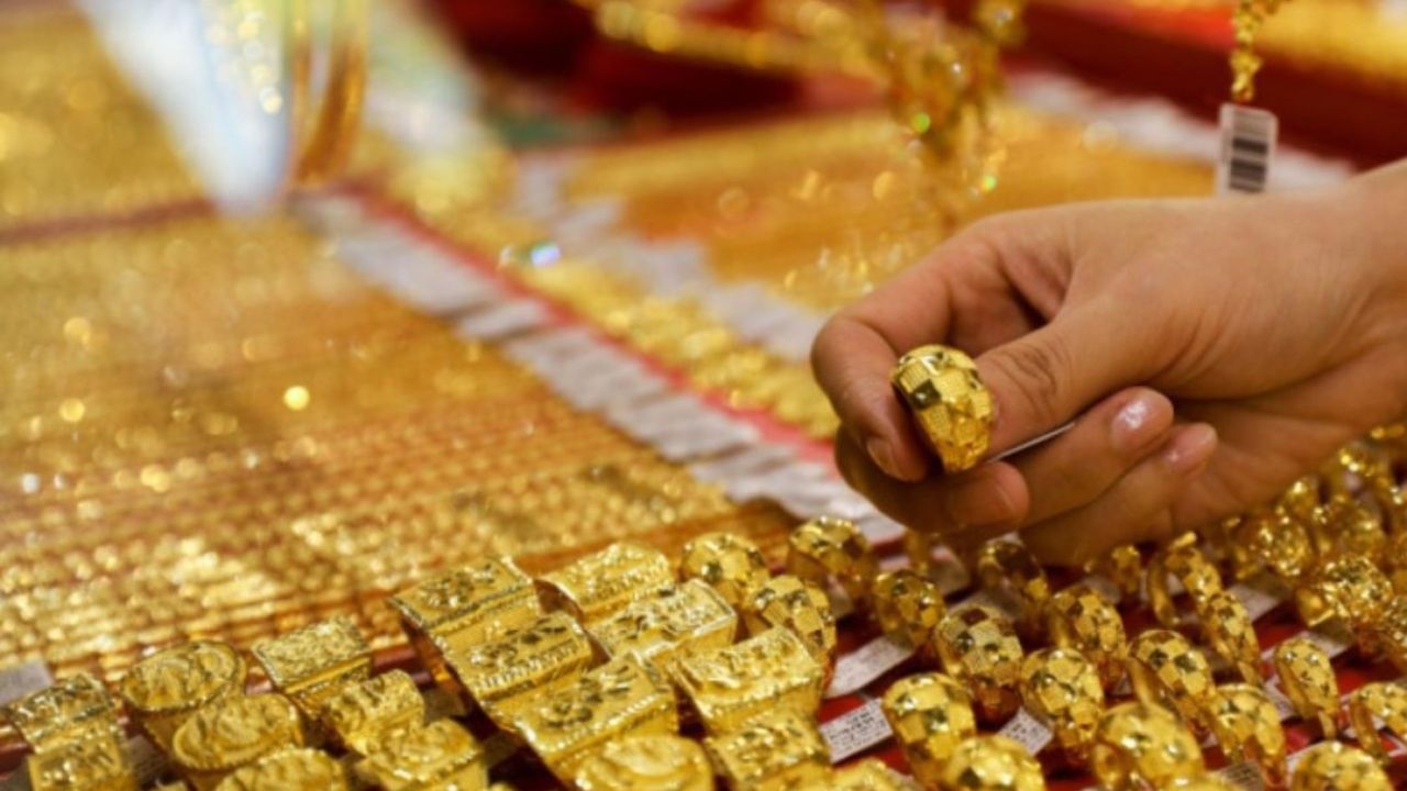 सोने-चांदी की कीमतों में गिरावट! फ्यूचर मार्केट में निवेशकों की चिंता बढ़ी- देखें आज के रेट