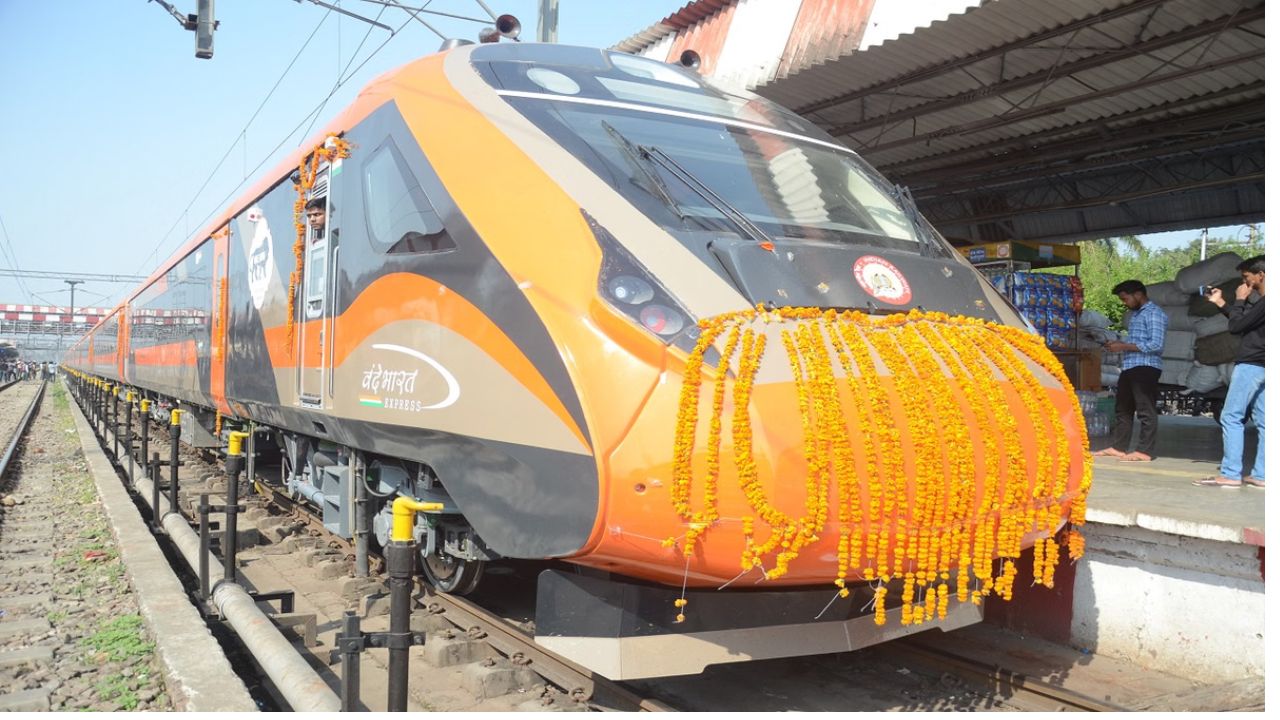 New Delhi से पटना तक 16 डिब्बों वाली वंदे भारत स्लीपर, 827 यात्रियों के लिए आरामदायक और हाईटेक सुविधाओं स