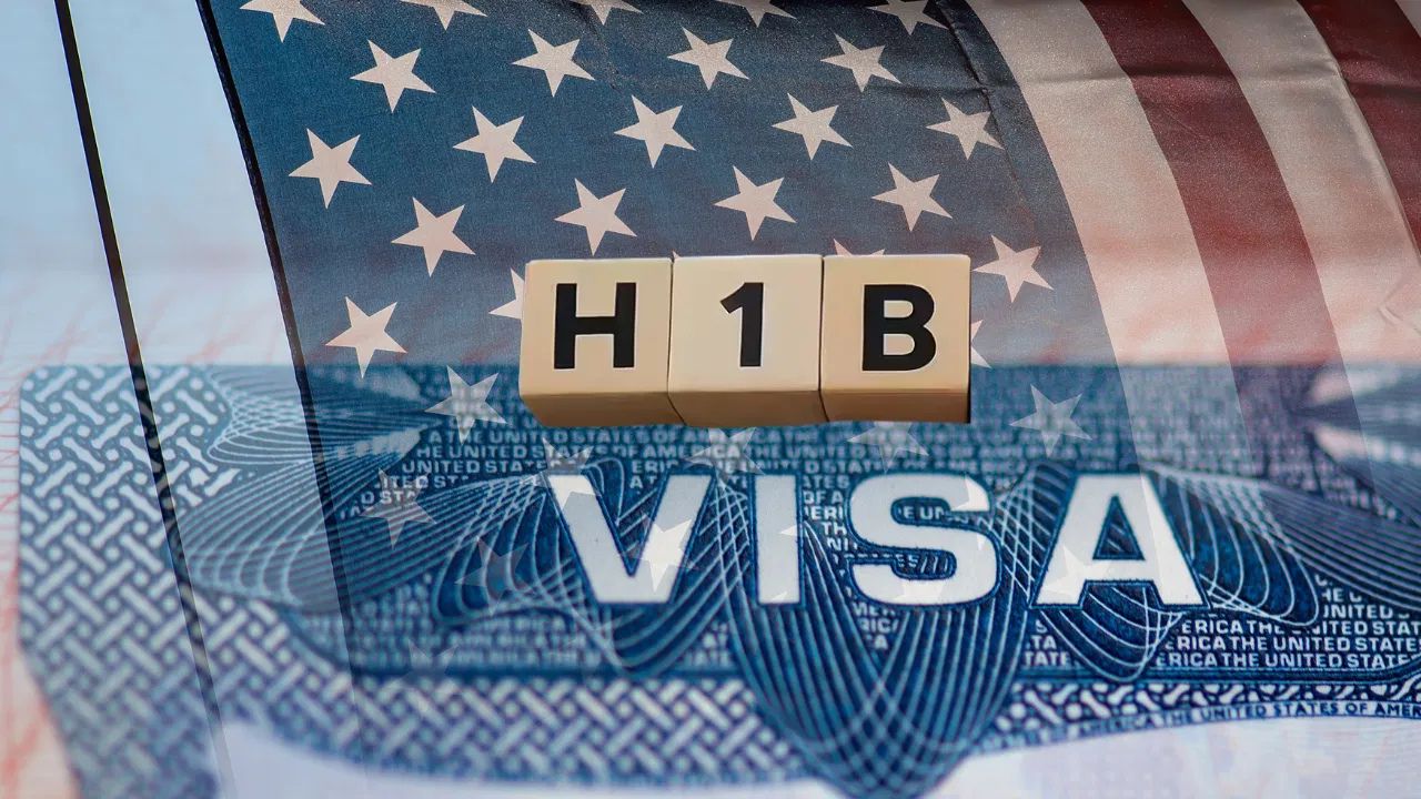ट्रंप के फैसले से हिल गई अमेरिका की राजनीतिक व्यवस्था, H-1B वीजा फीस बढ़ोतरी पर 19 राज्यों का विरोध
