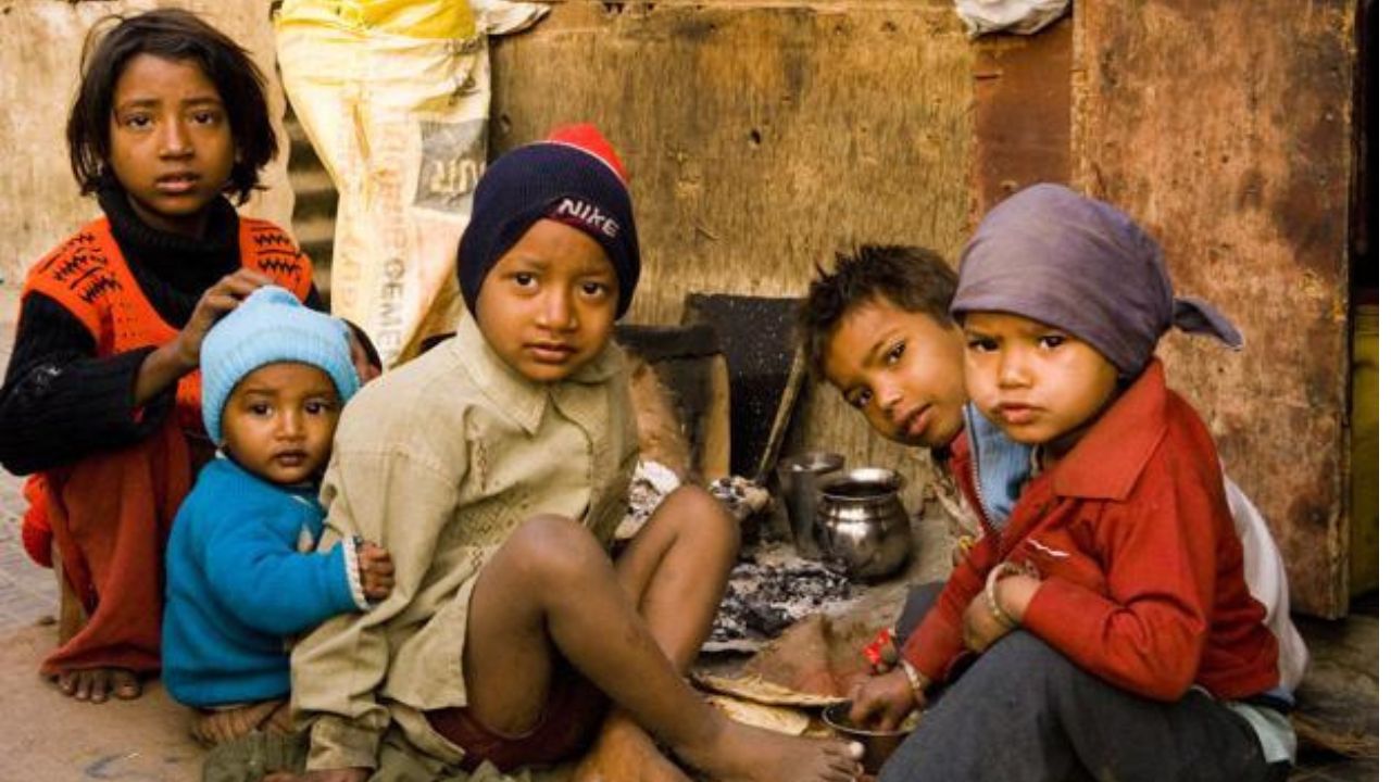 A woman trapped in poverty ने अपने छह बच्चों को पैसों के लिए बेच दिया, सामाजिक संगठन ने मामला उठाया।