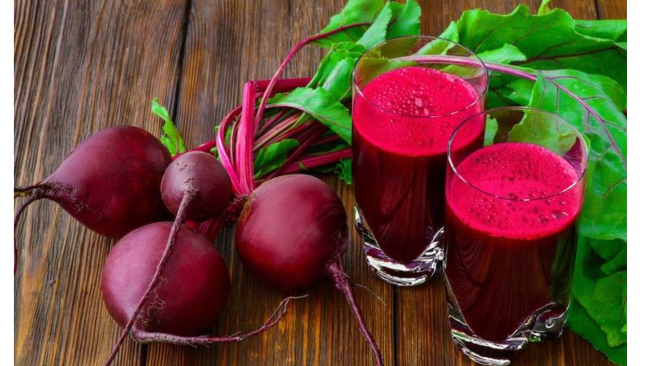 पहला पैराग्राफ. सर्दियों में बीटरूट कंजी का बढ़ता चलन सर्दियों के मौसम में लोग बीटरूट का खूब सेवन करते हैं क्योंकि इसमें विटामिन खनिज फाइबर और एंटीऑक्सिडेंट भरपूर मात्रा में होते हैं. लेकिन क्या आपने बीटरूट कंजी का स्वाद चखा है. बीटरूट कंजी एक पारंपरिक भारतीय प्रोबायोटिक पेय है जो खासकर सर्दियों में बहुत लोकप्रिय होता है. इस पेय का स्वाद खट्टा और हल्का मसालेदार होता है जो शरीर को गर्माहट देने के साथ स्वास्थ्य के लिए भी बेहद लाभकारी है. यह घर पर आसानी से तैयार किया जा सकता है और इसे रोजाना पीने से शरीर को कई तरह के फायदे मिलते हैं. दूसरा पैराग्राफ. बीटरूट कंजी के लिए जरूरी सामग्री बीटरूट कंजी बनाने के लिए बहुत कम सामग्री की जरूरत होती है और यह सब आमतौर पर हर रसोई में मिल जाती है. इसे बनाने के लिए दो बीटरूट डेढ़ छोटी चम्मच काली सरसों का पाउडर आधी छोटी चम्मच काला नमक स्वादानुसार सामान्य नमक आधी छोटी चम्मच लाल मिर्च पाउडर एक लीटर पानी और एक कांच का जार आवश्यक होता है. कांच का जार इसलिए जरूरी होता है क्योंकि इससे कंजी का स्वाद बिल्कुल सही बना रहता है. स्टील या प्लास्टिक के जार का उपयोग करने से कंजी का स्वाद बदल सकता है इसलिए कांच का जार ही सबसे उपयुक्त माना जाता है. तीसरा पैराग्राफ. बीटरूट कंजी बनाने की आसान विधि कंजी बनाने की प्रक्रिया बहुत सरल होती है. सबसे पहले बीटरूट को अच्छी तरह धोकर छीलें और उसे पतले लंबे टुकड़ों में काट लें. जितने पतले टुकड़े होंगे उतनी जल्दी कंजी तैयार होगी. एक बड़े बर्तन में एक लीटर पानी लें और उसमें सरसों पाउडर काला नमक सामान्य नमक और लाल मिर्च पाउडर डालकर अच्छी तरह मिला लें. अब इसमें कटे हुए बीटरूट डालकर मिश्रण को दोबारा मिलाएं. इसके बाद इस मिश्रण को कांच के जार में भरें और उसे किसी साफ सूती कपड़े से ढककर बांध दें. जार को पूरी तरह बंद न करें ताकि किण्वन की प्रक्रिया सही से हो सके. चौथा पैराग्राफ. धूप में किण्वन की प्रक्रिया इस जार को अब तीन से चार दिनों के लिए धूप में रख दें. हर दिन इसे एक बार हिलाना जरूरी होता है ताकि किण्वन समान रूप से हो सके. तीन से चार दिनों में इसका रंग गहरा जामुनी हो जाता है जो दर्शाता है कि कंजी तैयार हो गई है. अगर मौसम अधिक ठंडा हो तो किण्वन में एक या दो दिन अतिरिक्त लग सकते हैं. तैयार कंजी को छानकर किसी बोतल में भर लें और इसे ठंडा करके पियें. कंजी को अधिक समय तक सुरक्षित रखने के लिए इसे फ्रिज में रखें. पांचवां पैराग्राफ. बीटरूट कंजी के अद्भुत स्वास्थ्य लाभ बीटरूट कंजी स्वास्थ्य के लिए बेहद लाभकारी पेय माना जाता है. यह पाचन शक्ति को सुधारता है और आंतों में अच्छे बैक्टीरिया बढ़ाता है. इसके प्रोबायोटिक गुण इम्यूनिटी को मजबूत बनाते हैं. यह शरीर को डिटॉक्स करता है और रक्त को शुद्ध करता है. नियमित सेवन से वजन घटाने में मदद मिलती है और मेटाबोलिज्म बेहतर होता है. इसके एंटीऑक्सिडेंट त्वचा की रंगत को निखारते हैं और चेहरे पर ग्लो लाते हैं. यह एक प्राकृतिक पेय है जिसे रोजाना पिया जाए तो शरीर अंदर से स्वस्थ और ऊर्जावान महसूस करता है. अगर चाहें तो मैं इसी विषय पर शीर्षक या और हेल्दी रेसिपी भी लिख दूं. Is this conversation helpful so far? ChatGPT's out of space for saved memories New memories won’t be added until you make space. Learn more Manage ChatGPT can make mistakes. Check important info. See Co