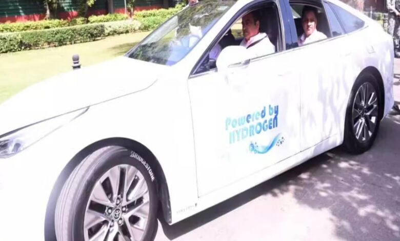 क्या नितिन गडकरी ने हाइड्रोजन कार अपनाकर भविष्य के ईंधन का संदेश दिया?