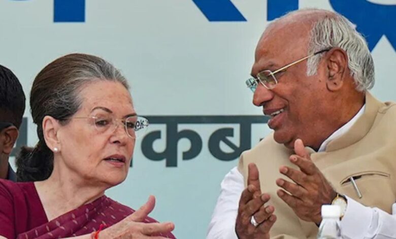 कांग्रेस अध्यक्ष ने CWC बैठक में कहा- लोकतंत्र कमजोर, आम नागरिक के अधिकार लगातार सिमट रहे