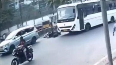 हैदराबाद सड़क हादसा CCTV में कैद, डिलीवरी एग्जीक्यूटिव बस के नीचे कुचला गया