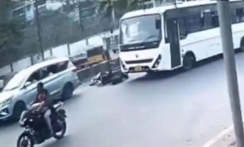 हैदराबाद सड़क हादसा CCTV में कैद, डिलीवरी एग्जीक्यूटिव बस के नीचे कुचला गया